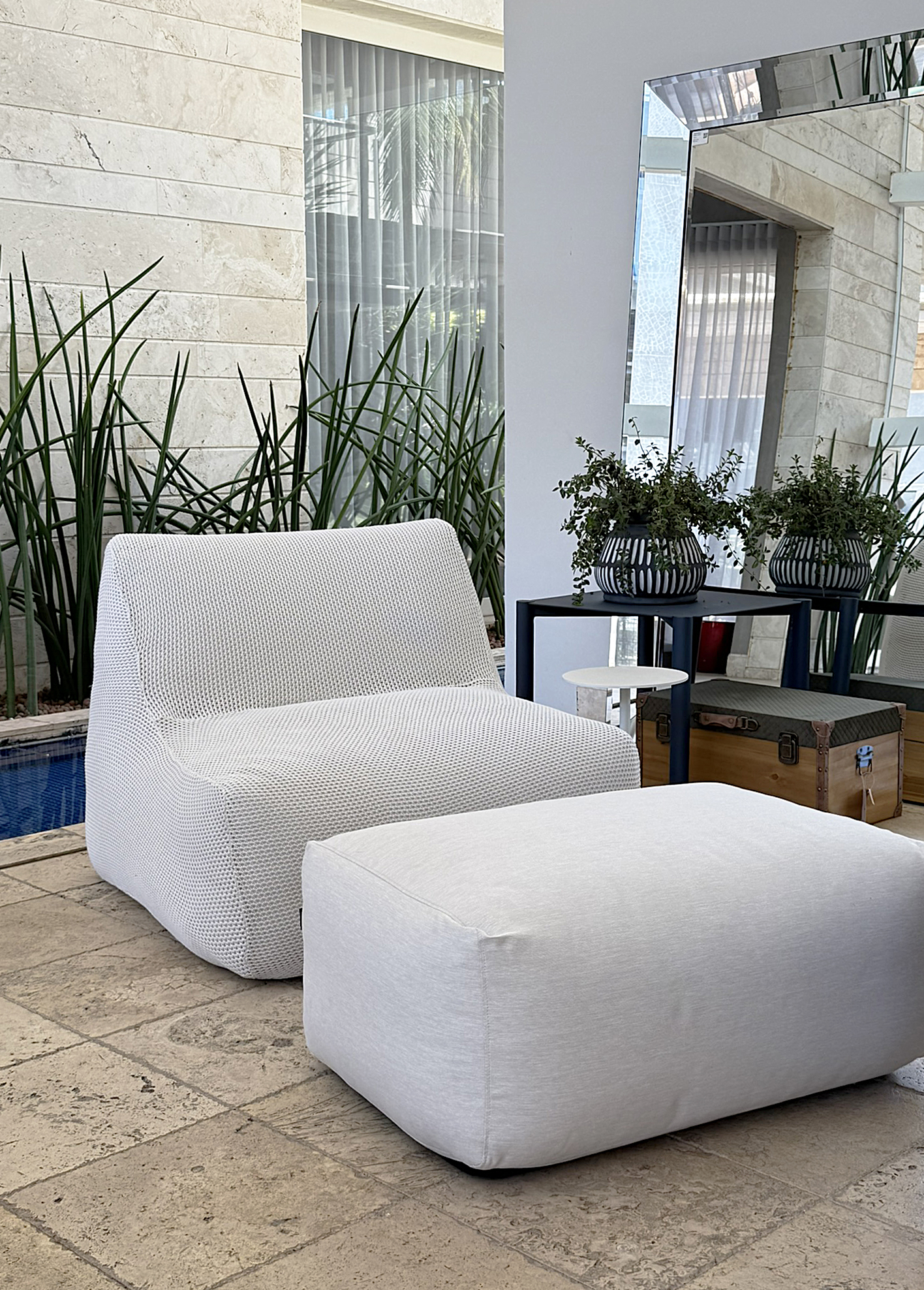 Ambientada New Flow poltrona e apoio_poltrona com capa em tricô.jpg